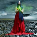 eine Frau im roten Kleid for einem dunklen Hintergrund