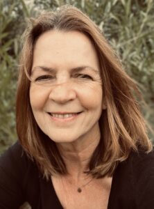 ein Portraitbild von Karin Schaurhofer in der Natur draußen