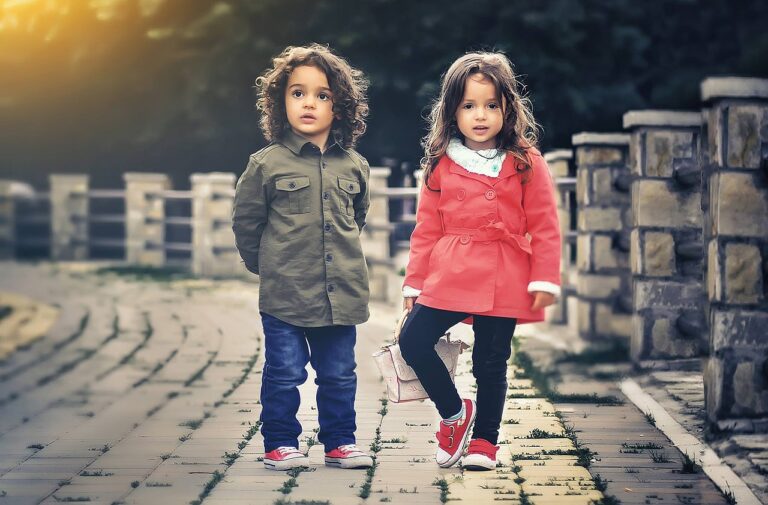 2 Kinder die auf einer Strasse stehen ein Mädchen und ein Junge, im Alter von 3 Jahren