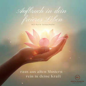 eine Hand, die geöffnet ist udn eine Lotusblüte hält